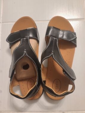 Source Unknown Black and Tan Womens Leather Sandals
